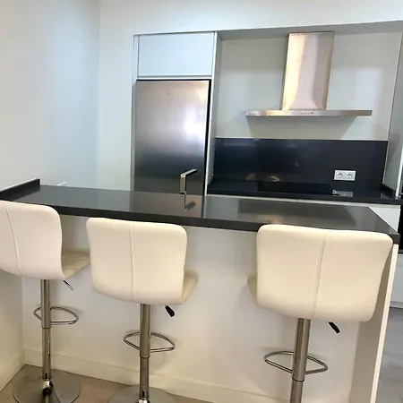 Free Parking & & Near Train Station Apartment