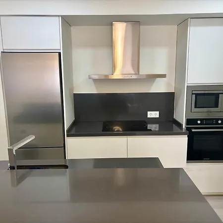 Free Parking & & Near Train Station Apartment