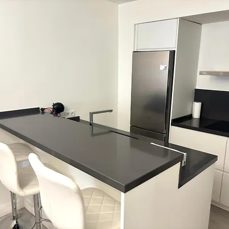 Free Parking & & Near Train Station Apartment