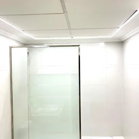 Free Parking & & Near Train Station Apartment *
