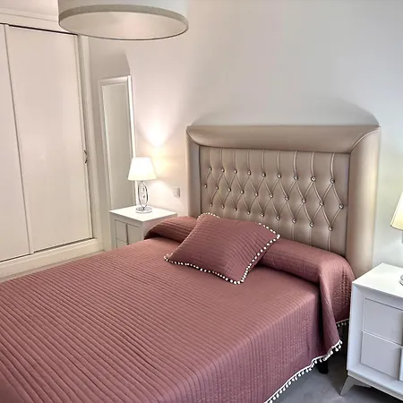 Free Parking & & Near Train Station Apartment