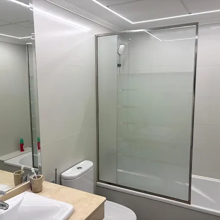 Free Parking & & Near Train Station Apartment *